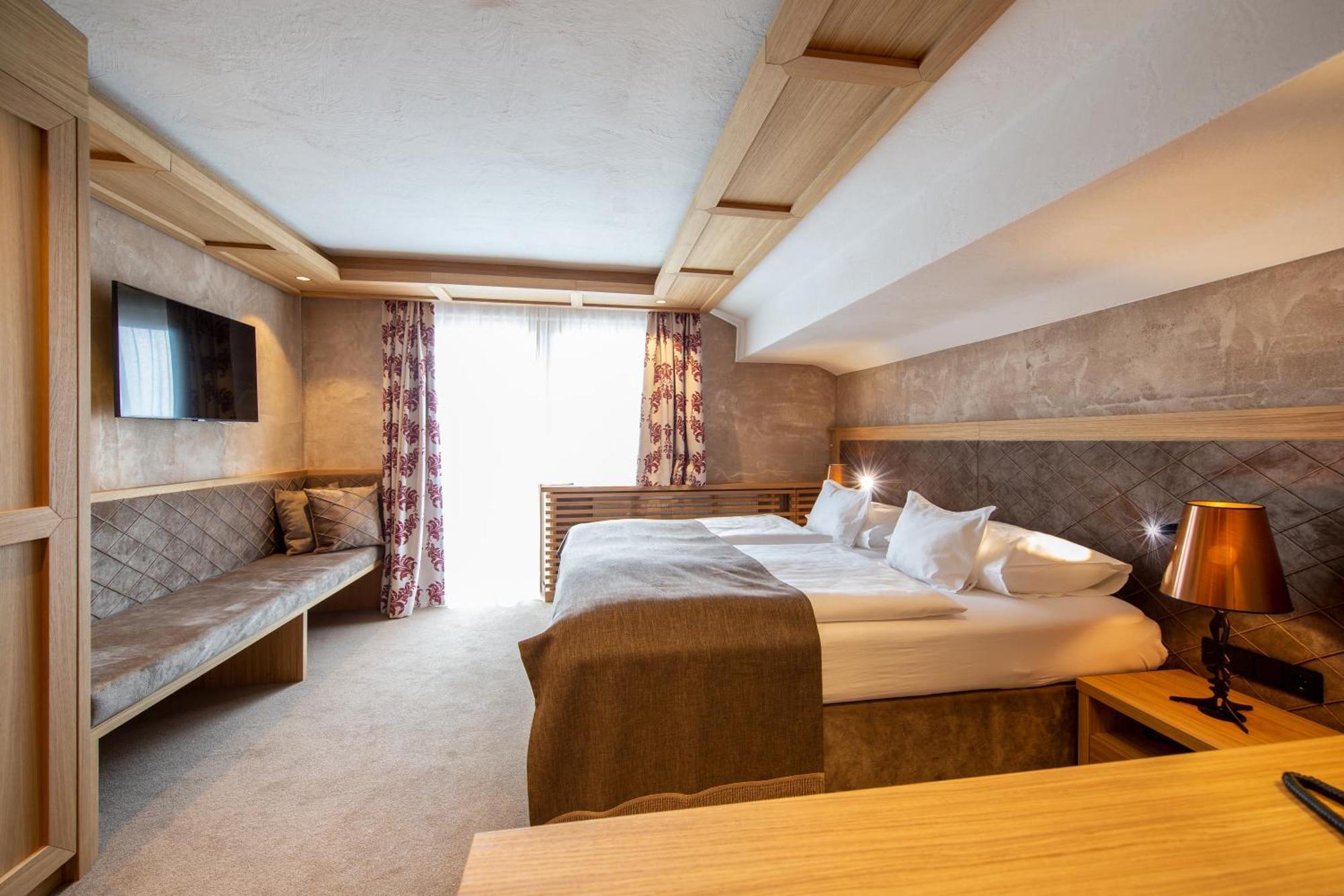 Hotel Alpina Deluxe オーバーグールグル エクステリア 写真